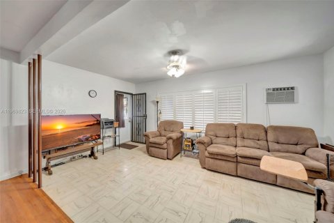 House in North Miami, Florida 2 bedrooms, 112.78 sq.m. № 2030746 - photo 10