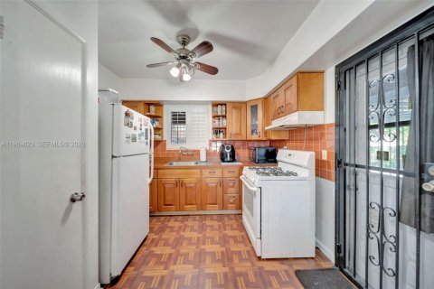 House in North Miami, Florida 2 bedrooms, 112.78 sq.m. № 2030746 - photo 19