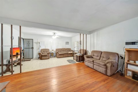 House in North Miami, Florida 2 bedrooms, 112.78 sq.m. № 2030746 - photo 27