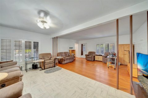 House in North Miami, Florida 2 bedrooms, 112.78 sq.m. № 2030746 - photo 8