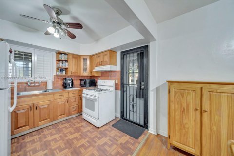 House in North Miami, Florida 2 bedrooms, 112.78 sq.m. № 2030746 - photo 14