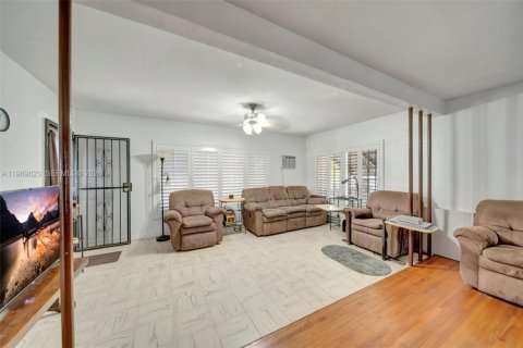 House in North Miami, Florida 2 bedrooms, 112.78 sq.m. № 2030746 - photo 9