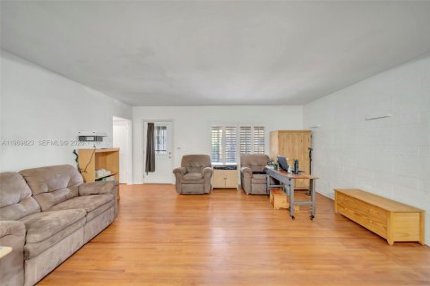 House in North Miami, Florida 2 bedrooms, 112.78 sq.m. № 2030746 - photo 11