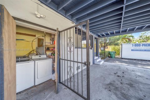 House in North Miami, Florida 2 bedrooms, 112.78 sq.m. № 2030746 - photo 30