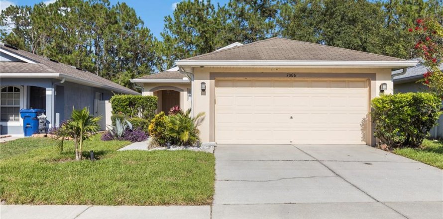 House in Land O' Lakes, Florida 3 bedrooms, 118.45 sq.m. № 1875965