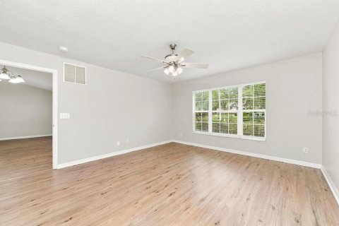 Villa ou maison à louer à Fruitland Park, Floride: 3 chambres, 175.68 m2 № 2389085 - photo 10