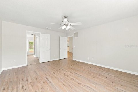 Villa ou maison à louer à Fruitland Park, Floride: 3 chambres, 175.68 m2 № 2389085 - photo 11