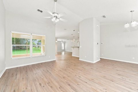 Villa ou maison à louer à Fruitland Park, Floride: 3 chambres, 175.68 m2 № 2389085 - photo 4