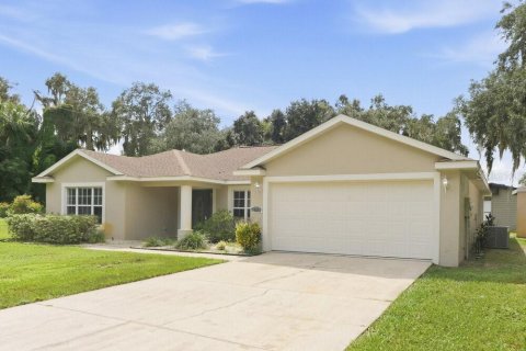 Villa ou maison à louer à Fruitland Park, Floride: 3 chambres, 175.68 m2 № 2389085 - photo 3