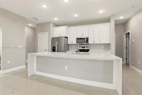 House in Lehigh Acres, Florida 3 bedrooms, 147.53 sq.m. № 2061040 - photo 10