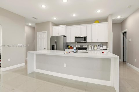 House in Lehigh Acres, Florida 3 bedrooms, 147.53 sq.m. № 2061040 - photo 11