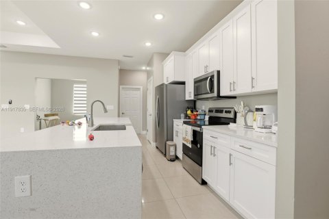 House in Lehigh Acres, Florida 3 bedrooms, 147.53 sq.m. № 2061040 - photo 9