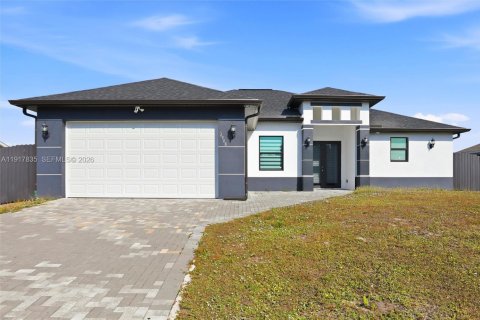 House in Lehigh Acres, Florida 3 bedrooms, 147.53 sq.m. № 2061040 - photo 3