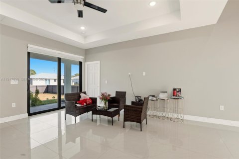 House in Lehigh Acres, Florida 3 bedrooms, 147.53 sq.m. № 2061040 - photo 5