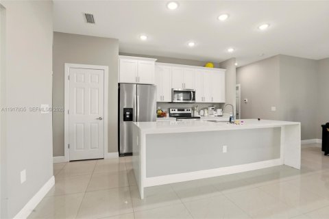 House in Lehigh Acres, Florida 3 bedrooms, 147.53 sq.m. № 2061040 - photo 13