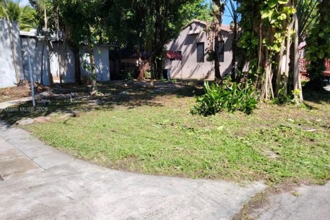 House in Biscayne Park, Florida 2 bedrooms, 91.14 sq.m. № 2081819 - photo 2