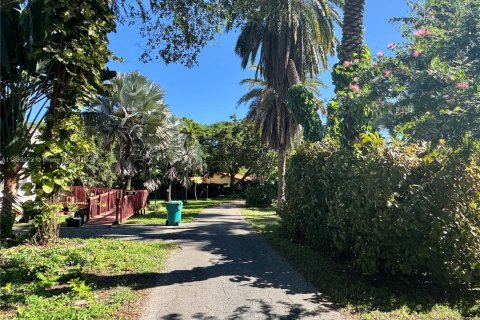 House in Biscayne Park, Florida 2 bedrooms, 91.14 sq.m. № 2081819 - photo 6