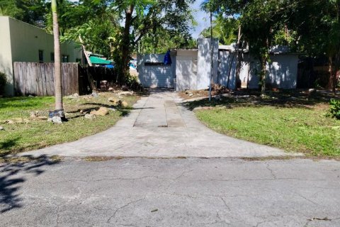House in Biscayne Park, Florida 2 bedrooms, 91.14 sq.m. № 2081819