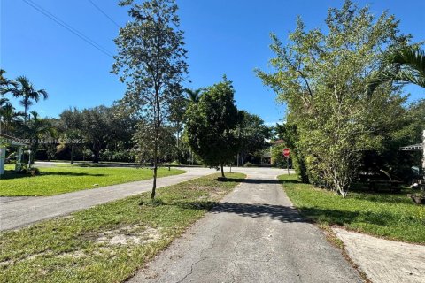 House in Biscayne Park, Florida 2 bedrooms, 91.14 sq.m. № 2081819 - photo 5