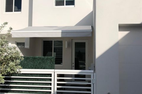 Adosado en venta en Doral, Florida, 3 dormitorios, 157.19 m2 № 1748646 - foto 23