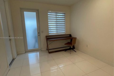 Adosado en venta en Doral, Florida, 3 dormitorios, 157.19 m2 № 1748646 - foto 12