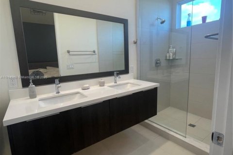 Adosado en venta en Doral, Florida, 3 dormitorios, 157.19 m2 № 1748646 - foto 15