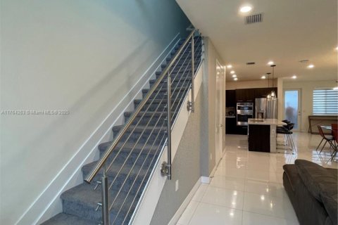 Adosado en venta en Doral, Florida, 3 dormitorios, 157.19 m2 № 1748646 - foto 2
