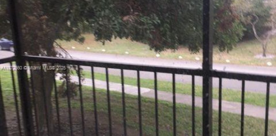 Condominio en Lauderhill, Florida, 2 dormitorios № 1981736