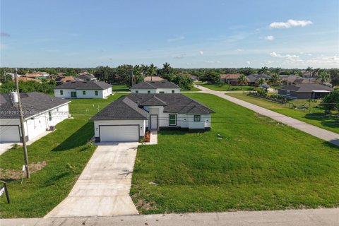Villa ou maison à vendre à Lehigh Acres, Floride: 4 chambres № 1977293 - photo 1