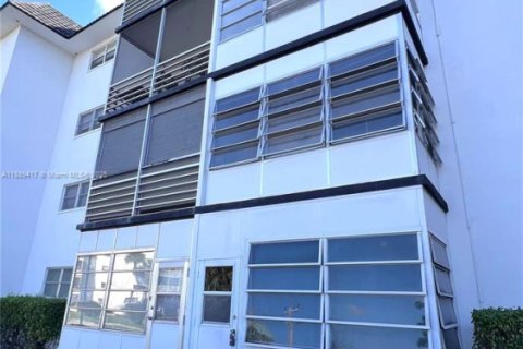 Condominio en alquiler en Lauderhill, Florida, 1 dormitorio, 86.21 m2 № 1941416 - foto 2