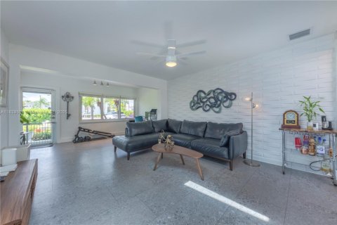 House in Hollywood, Florida 3 bedrooms, 126.63 sq.m. № 1828305 - photo 2