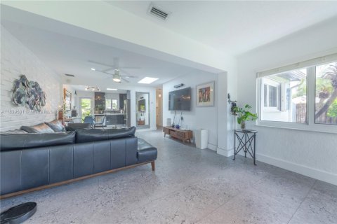 House in Hollywood, Florida 3 bedrooms, 126.63 sq.m. № 1828305 - photo 5