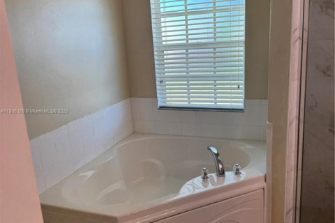 Casa en alquiler en Port St. Lucie, Florida, 4 dormitorios, 202.81 m2 № 1957049 - foto 8