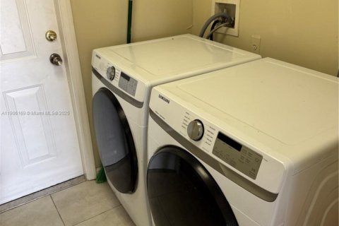 Casa en alquiler en Port St. Lucie, Florida, 4 dormitorios, 202.81 m2 № 1957049 - foto 9