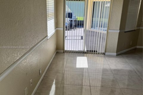 Casa en alquiler en Port St. Lucie, Florida, 4 dormitorios, 202.81 m2 № 1957049 - foto 3