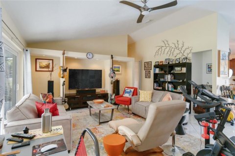 House in Merrit Island, Florida 4 bedrooms, 206.8 sq.m. № 1793655 - photo 8