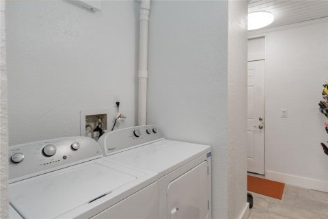 House in Merrit Island, Florida 4 bedrooms, 206.8 sq.m. № 1793655 - photo 23