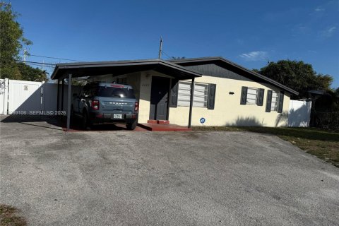 House in Pompano Beach, Florida 4 bedrooms, 117.52 sq.m. № 2053329