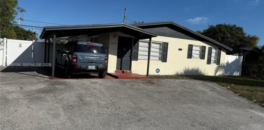 House in Pompano Beach, Florida 4 bedrooms, 117.52 sq.m. № 2053329