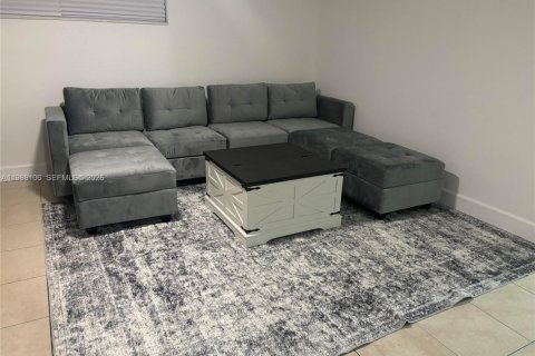 House in Pompano Beach, Florida 4 bedrooms, 117.52 sq.m. № 2053329 - photo 3