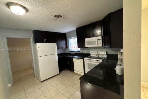 House in Pompano Beach, Florida 4 bedrooms, 117.52 sq.m. № 2053329 - photo 9