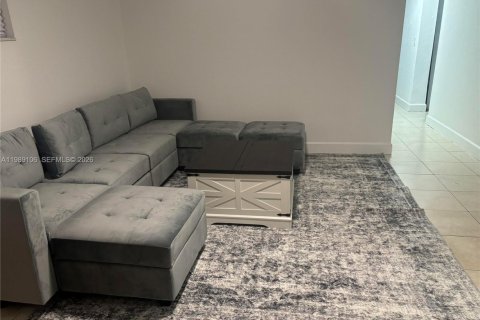 House in Pompano Beach, Florida 4 bedrooms, 117.52 sq.m. № 2053329 - photo 4