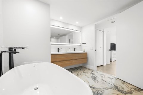 Condo in Miami, Florida, 2 bedrooms  № 2152904 - photo 21