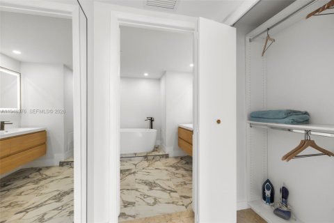 Condo in Miami, Florida, 2 bedrooms  № 2152904 - photo 17