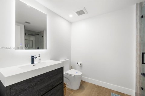 Condo in Miami, Florida, 2 bedrooms  № 2152904 - photo 25
