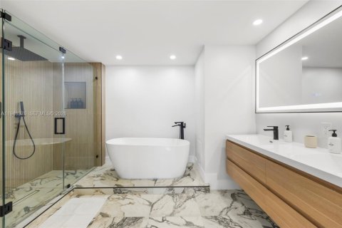 Condo in Miami, Florida, 2 bedrooms  № 2152904 - photo 18