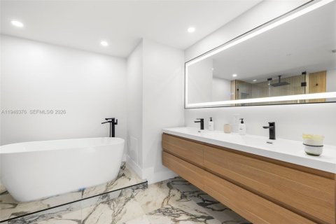 Condo in Miami, Florida, 2 bedrooms  № 2152904 - photo 19