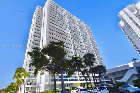 Кондоминиум с 5 комнатами в Авентура, Флорида № 2046879