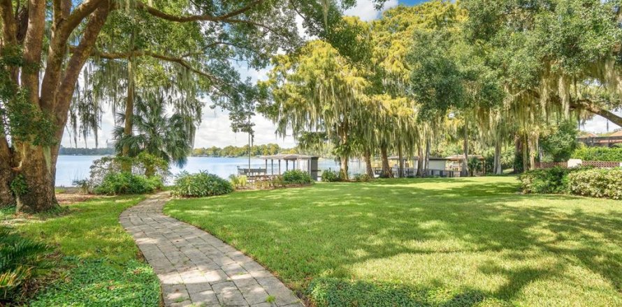 House in Winter Park, Florida 5 bedrooms, 383.59 sq.m. № 1509805