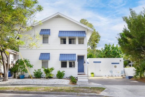 Commercial property in Saint Petersburg, Florida 4 bedrooms, 121.52 sq.m. № 1559988 - photo 1
